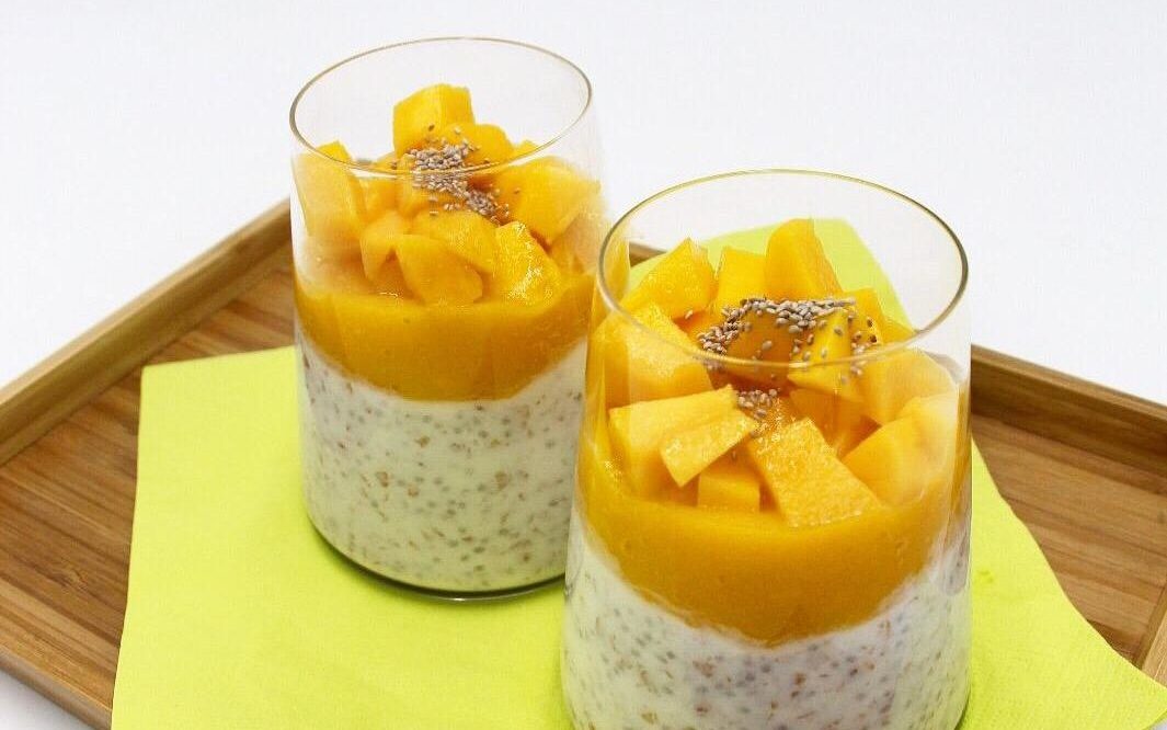 COCONUT CHIA PUDDING WITH MANGOMOUS